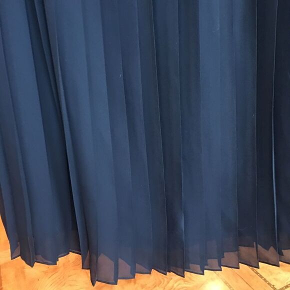 PLEATED NICE work skirt fresh from dry cleaners! - Picture 3 of 9